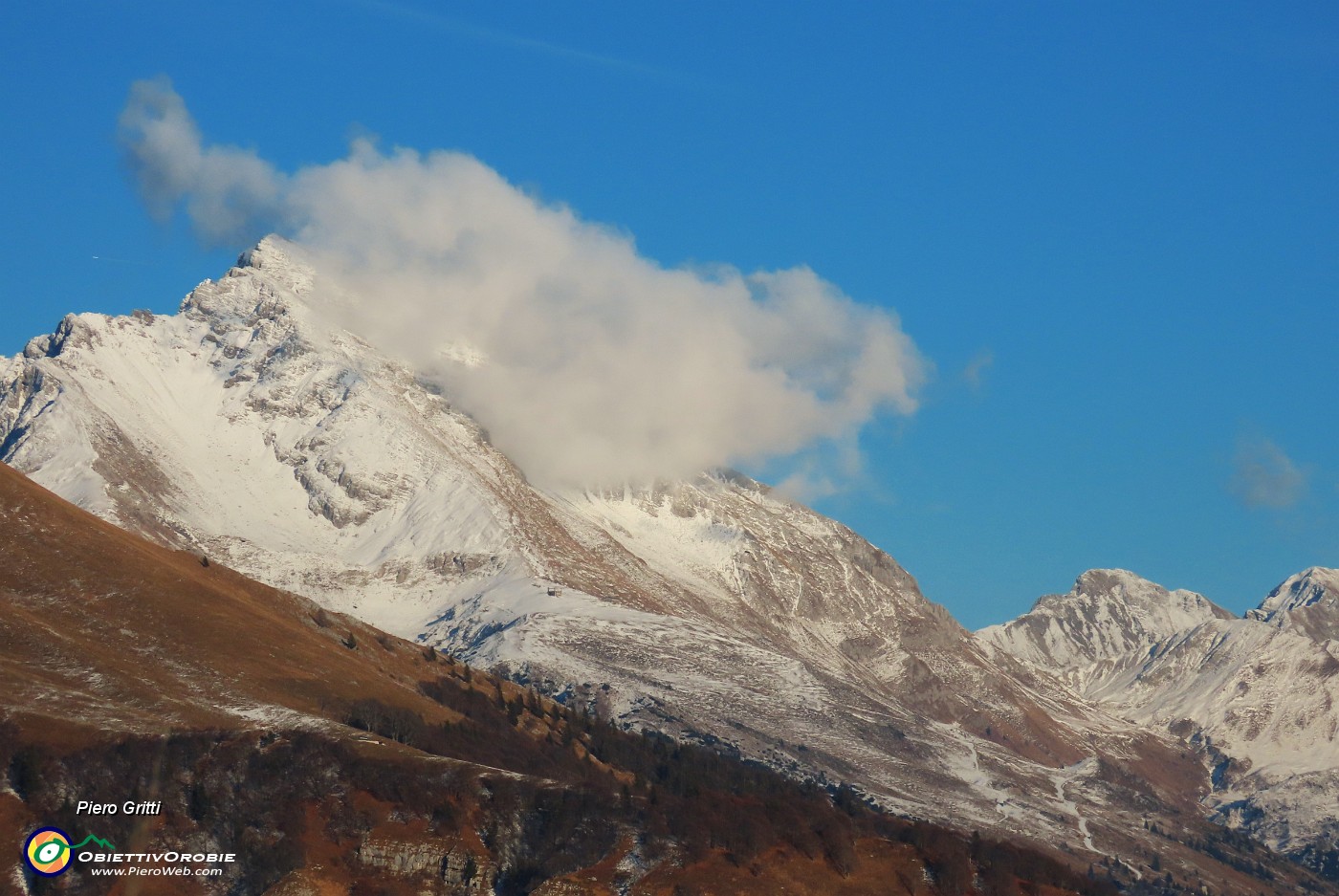 49 Pizzo Arera abbracciato da nuvola.JPG